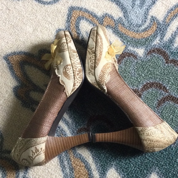 Mudd Adagio Heels Linen Floral Tapestry Wood Heels Sz 6.5 - Picture 7 of 12